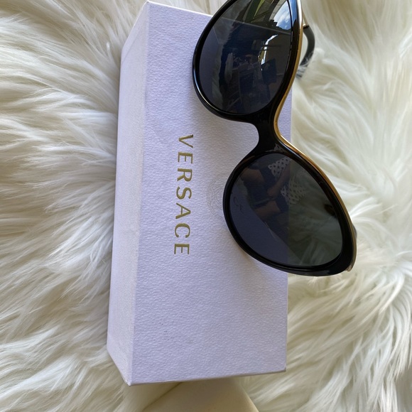 Versace Women’s Sunglasses - Picture 8 of 9